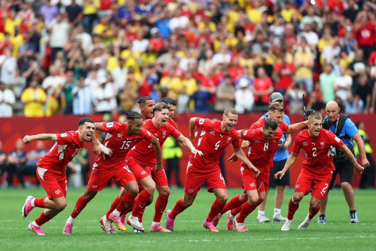 La selección de Suiza se clasificó este martes a los cuartos de final del Mundial 2026 tras superar en la tanda de penaltis a la de Colombia