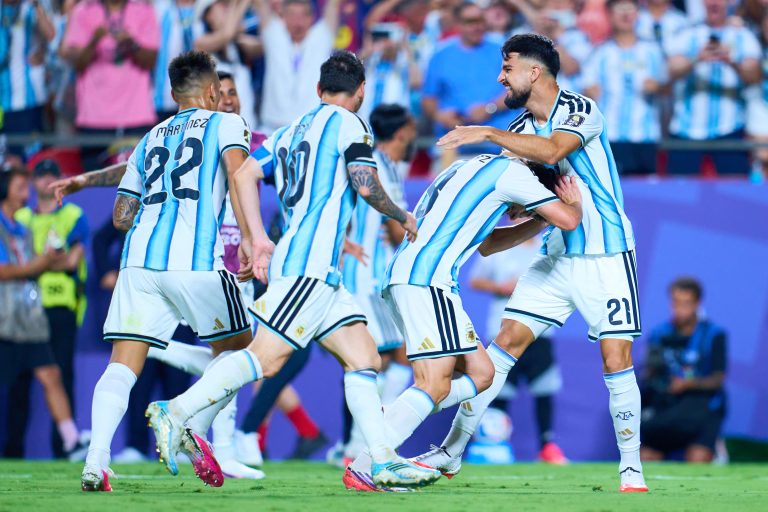 Un tanto de Julián Álvarez en el minuto 112 y otro de Lautaro Martínez en el 120+1 le dieron este sábado a Argentina el pase a las semifinales del Mundial 2026