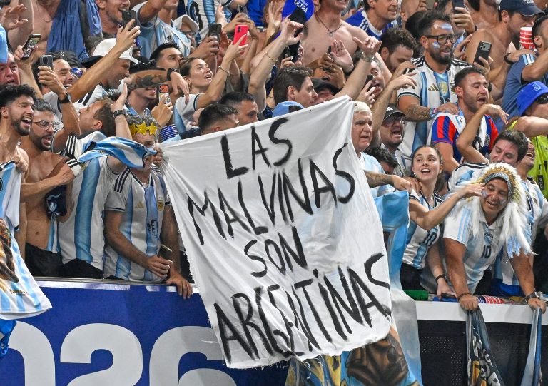 Los jugadores de la selección Argentina defendieron el haber exhibido este miércoles, tras el triunfo ante Inglaterra en las semifinales del Mundial 2026, una bandera con la leyenda 'las Malvinas
