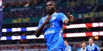 El nigeriano Christian Ebere convirtió un gol en los finales del partido para darle este martes a Cruz Azul una victoria por 2-1