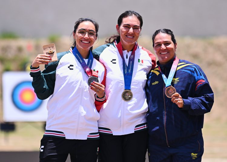 La primera presea dorada llegó en la prueba mixta, donde Alejandra Valencia y Matías Grande superaron con autoridad a la pareja de Colombia por 6-0