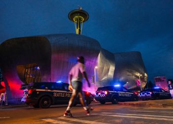 Identifican a mexicano entre las víctimas del tiroteo en Seattle; buscan a un tercer sospechoso
