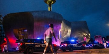Identifican a mexicano entre las víctimas del tiroteo en Seattle; buscan a un tercer sospechoso