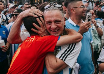 Miles de españoles animaban este sábado por la noche a la selección española en vísperas de la final del Mundial 2026 que jugará el domingo España ante Argentina, con Times Square