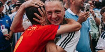 Miles de españoles animaban este sábado por la noche a la selección española en vísperas de la final del Mundial 2026 que jugará el domingo España ante Argentina, con Times Square