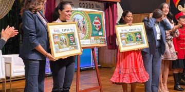Presentan billete de Lotería en homenaje a las corredoras mexicanas