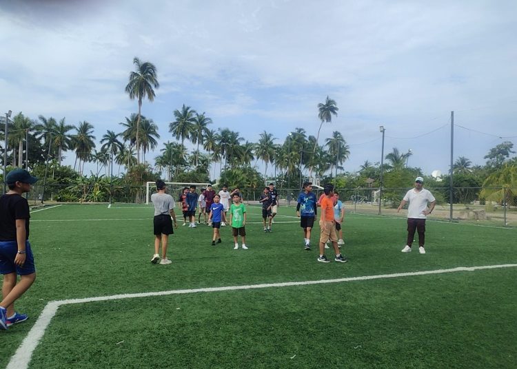 Jóvenes en una cancha de fútbol dicen que no sintieron el movimiento sísmico