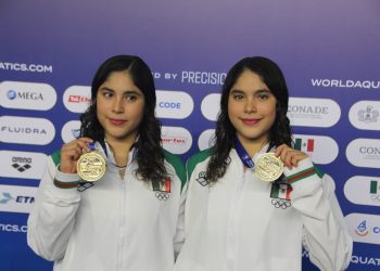 Las gemelas mexicanas Mía y Lía Cueva brillaron ante su afición al conquistar la medalla de oro en la prueba de trampolín de tres metros sincronizado