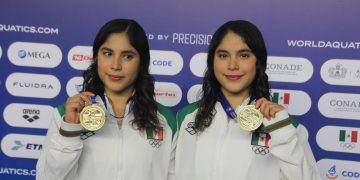 Las gemelas mexicanas Mía y Lía Cueva brillaron ante su afición al conquistar la medalla de oro en la prueba de trampolín de tres metros sincronizado