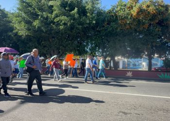 Taxistas foráneos marchan en Oaxaca; rechazan reordenamiento del transporte