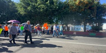 Taxistas foráneos marchan en Oaxaca; rechazan reordenamiento del transporte