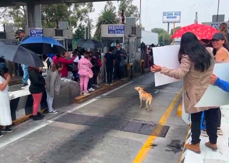 Maestros y padres de familia se manifiestan en la caseta México - Puebla