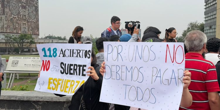 Padres y aspirantes exigen a la UNAM continuar con el proceso de ingreso a licenciatura