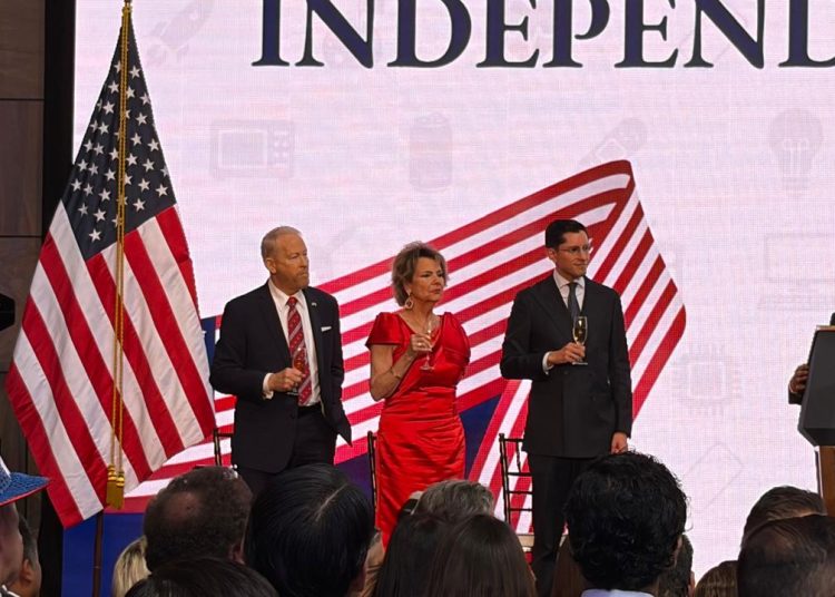 Embajador de EU destaca cooperación con México durante celebración del 250 aniversario de la Independencia