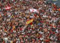 Alrededor de 120.000 personas, según la Delegación del Gobierno en Madrid, se congregan en la plaza de Cibeles para recibir a la