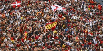Alrededor de 120.000 personas, según la Delegación del Gobierno en Madrid, se congregan en la plaza de Cibeles para recibir a la