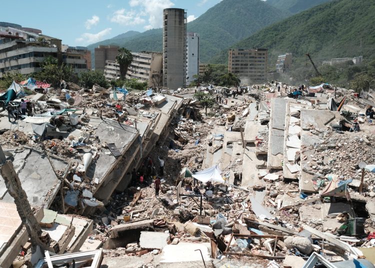 Aumenta a 3 mil 685 la cifra de muertos por los terremotos en Venezuela