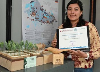 Bióloga de la UNAM impulsa proyecto que busca salvar al ajolote y recibe el Premio al Mérito Ambiental 2026