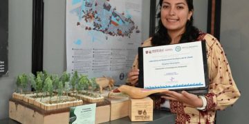 Bióloga de la UNAM impulsa proyecto que busca salvar al ajolote y recibe el Premio al Mérito Ambiental 2026