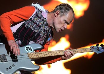 Flea, de Red Hot Chili Peppers, sorprende con mensaje de amor a México tras la eliminación del Mundial.
