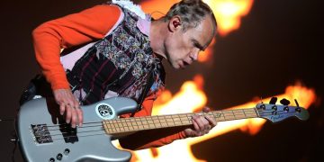 Flea, de Red Hot Chili Peppers, sorprende con mensaje de amor a México tras la eliminación del Mundial.