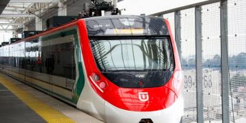 Falla eléctrica detiene por más de una hora al Tren Interurbano México-Toluca; usuarios buscan transporte alterno