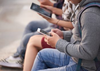 Senadores alertan por el impacto de las redes sociales en la salud mental de los jóvenes