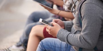 Senadores alertan por el impacto de las redes sociales en la salud mental de los jóvenes