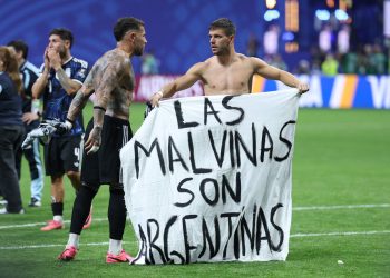 FIFA podría investigar a Argentina por exhibir bandera de las Malvinas tras vencer a Inglaterra