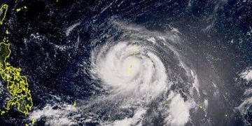El tifón Bavi amenaza a China, Taiwán y Japón con lluvias torrenciales, oleaje extremo y cancelaciones masivas