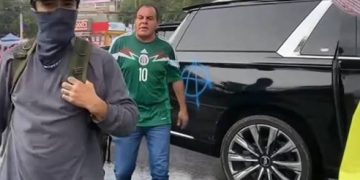 Cuauhtémoc Blanco es agredido por manifestantes rumbo al México vs. Inglaterra; vandalizan su camioneta