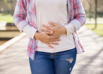 Brote de ciclosporiasis en Estados Unidos: SSA alerta a viajeros por infección que provoca diarrea intensa