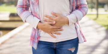 Brote de ciclosporiasis en Estados Unidos: SSA alerta a viajeros por infección que provoca diarrea intensa
