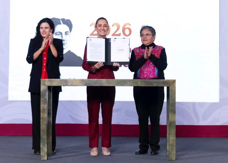 Sheinbaum firma decreto para fortalecer la transparencia del Gobierno de México