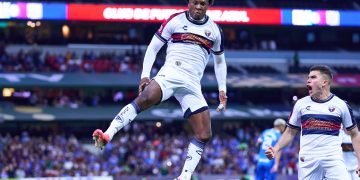 El ecuatoriano Jhojan Julio convirtió un penalti este sábado para darle a los Potros de Hierro del Atlante, una victoria por 2-3 sobre el campeón Cruz Azul