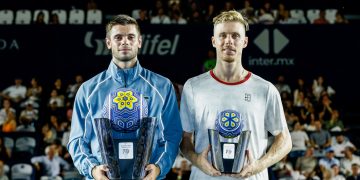 Arthur Gea de Francia sostiene el trofeo de campeón junto a Denis Shapovalov de Canadá este sábado
