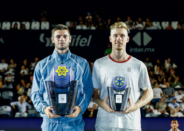 Arthur Gea de Francia sostiene el trofeo de campeón junto a Denis Shapovalov de Canadá este sábado