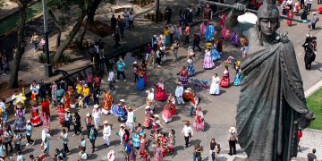 Miles marchan en CDMX por el Día Internacional de los Pueblos Indígenas