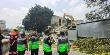 Colapsa edificio en demolición sobre Viaducto Miguel Alemán; no hay personas atrapadas