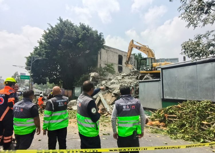 Colapsa edificio en demolición sobre Viaducto Miguel Alemán; no hay personas atrapadas