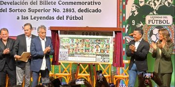 Lotería Nacional presenta billete conmemorativo dedicado a las leyendas del futbol mexicano