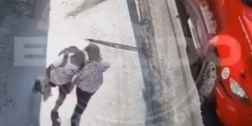 Cae sujeto que empujó a adulto mayor al paso de un tráiler en Monterrey