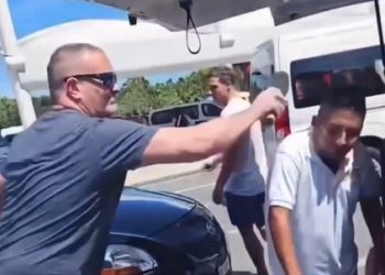 Turista extranjero agrede a chofer de transporte en el Aeropuerto de Cancún