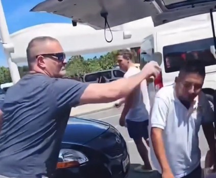Turista extranjero agrede a chofer de transporte en el Aeropuerto de Cancún | IMAGEN CAPTURA DE PANTALLA / REDES SOCIALES