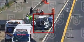 Cae estructura metálica sobre auto y mata a mujer en Interlomas
