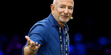 Un consorcio empresarial que incluye al fundador de Amazon, Jeff Bezos, estaría cerca de llegar a un acuerdo para adquirir casi un tercio de la propiedad del Liverpool inglés