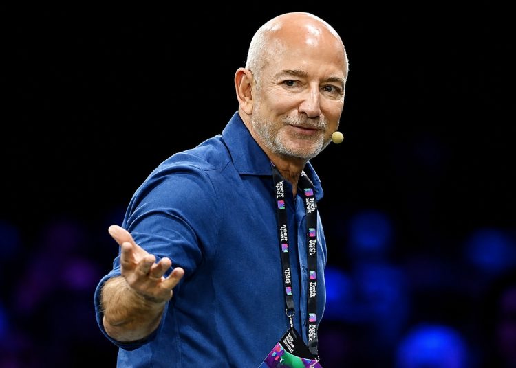 Un consorcio empresarial que incluye al fundador de Amazon, Jeff Bezos, estaría cerca de llegar a un acuerdo para adquirir casi un tercio de la propiedad del Liverpool inglés