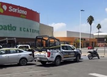 Muere motociclista tras discutir por ocupar cajón de estacionamiento, en plaza comercial de Ecatepec