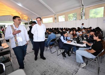 Rector de la UNAM supervisa examen presencial tras irregularidades