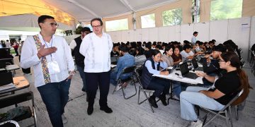 Rector de la UNAM supervisa examen presencial tras irregularidades